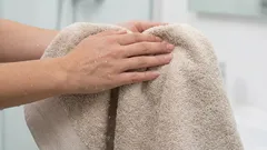 Cât de des trebuie spălate prosoapele: când nu este necesar să le schimbi după fiecare baie și când este momentul să o faci.