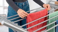 Cum să usuci hainele în 7 minute fără fier de călcat, încălzitor sau uscător: un truc eficient